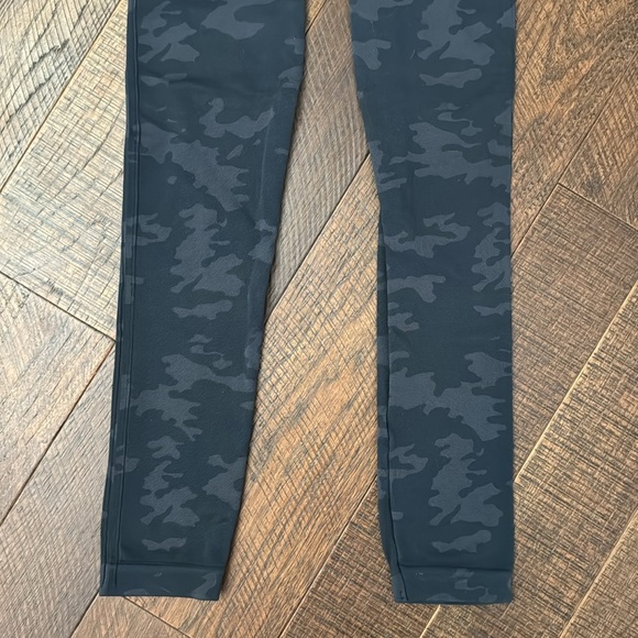 Spanx Medium Leggings Look at Me Now in Black Camo - Picture 6 of 9